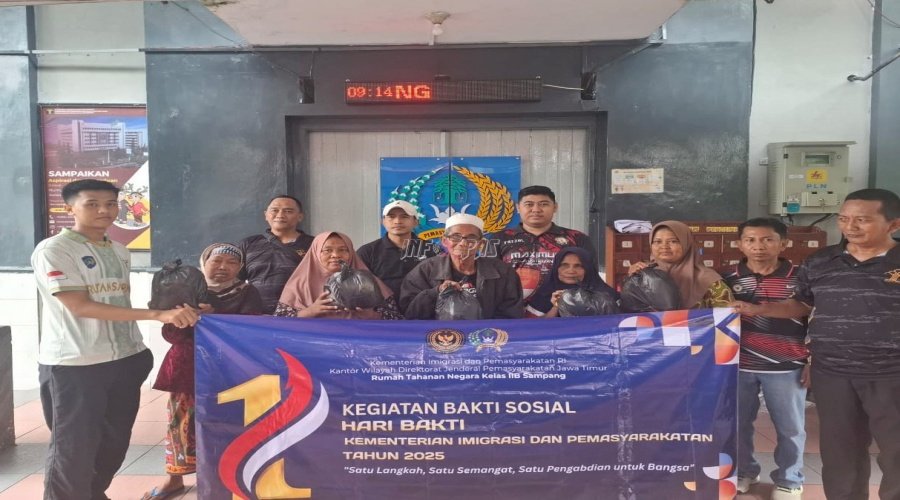 Hari Bakti Kemenimipas, Rutan Sampang Bagikan Bansos bagi Keluarga Warga Binaan