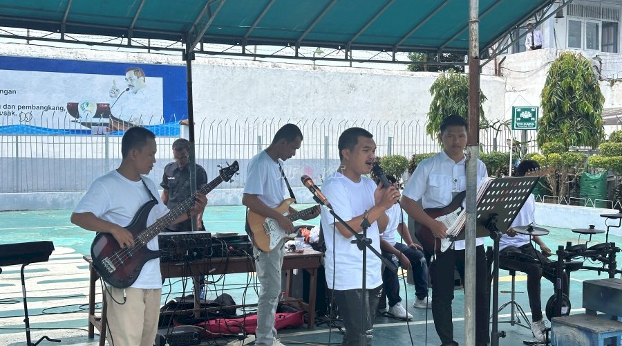 Berkarya Tanpa Batas, Bamega Band Lapas Kotabaru Hibur Pengunjung Warga Binaan