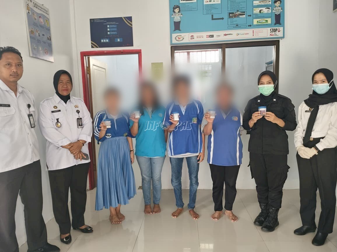 Pastikan Lingkungan Bebas Narkoba, Lapas Perempuan Ambon Tes Urine Petugas dan Warga Binaan