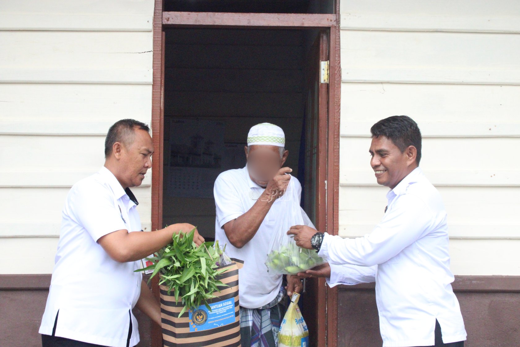 Sambangi Rumah Warga, Lapas Piru Salurkan Bansos dan Beri Layanan Kesehatan Gratis