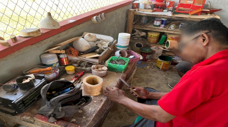 Warga Binaan Lapas Dharmasraya Kreatif Membuat Asbak Rokok dari Kayu Bekas 