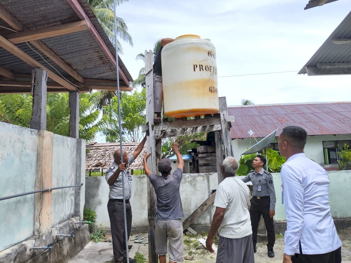Semangat Pengabdian, Lapas Geser Gotong Royong Perbaiki Tempat Wudu di Kampung Baru