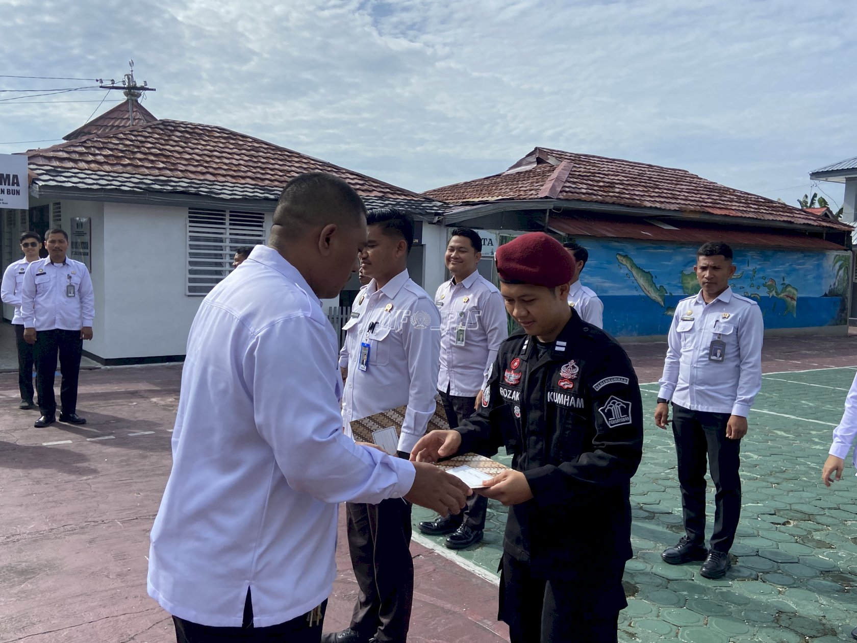 Apresiasi Kinerja, Lapas Pangkalan Bun Anugerahkan Penghargaan kepada Dua Pegawai