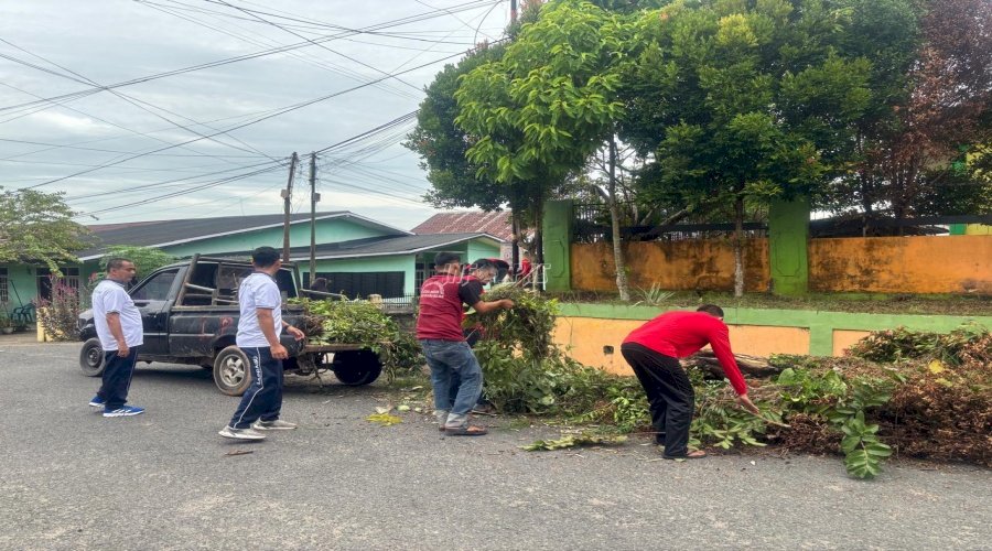 Lapas Muara Bulian Bersihkan Lingkungan dan Pangkas Pohon di Area SDN No. 112/1 Perumnas