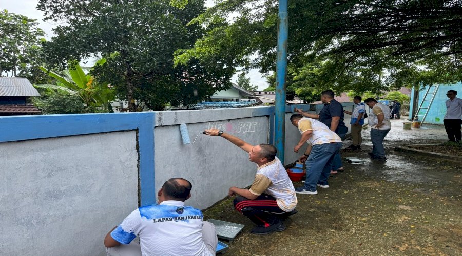 Peduli Lingkungan, Petugas dan Warga Binaan Lapas Banjarbaru Bakti Sosial Mengecat Masjid
