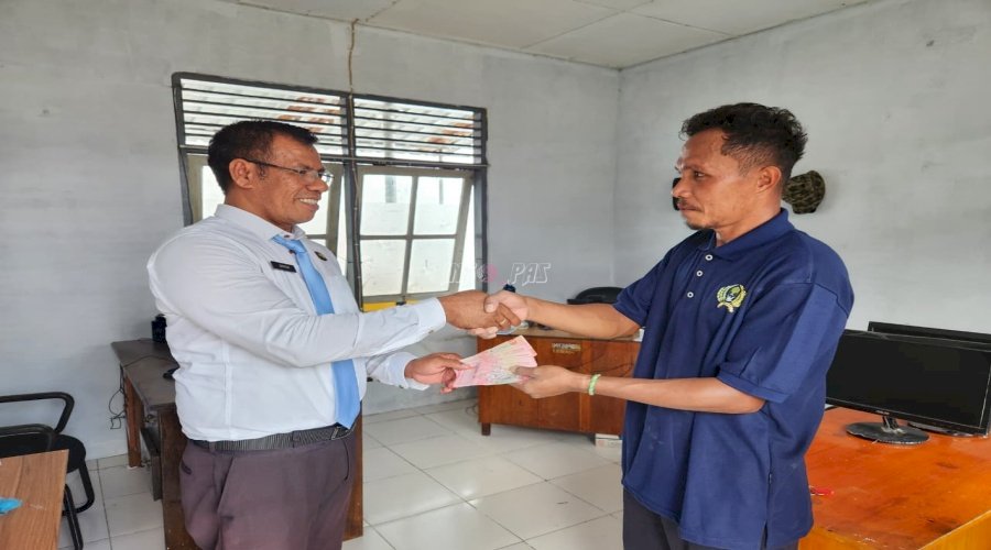 Tingkatkan Motivasi Kerja, Tiga Warga Binaan Lapas Tual Terima Premi dari Hasil Produksi Batako