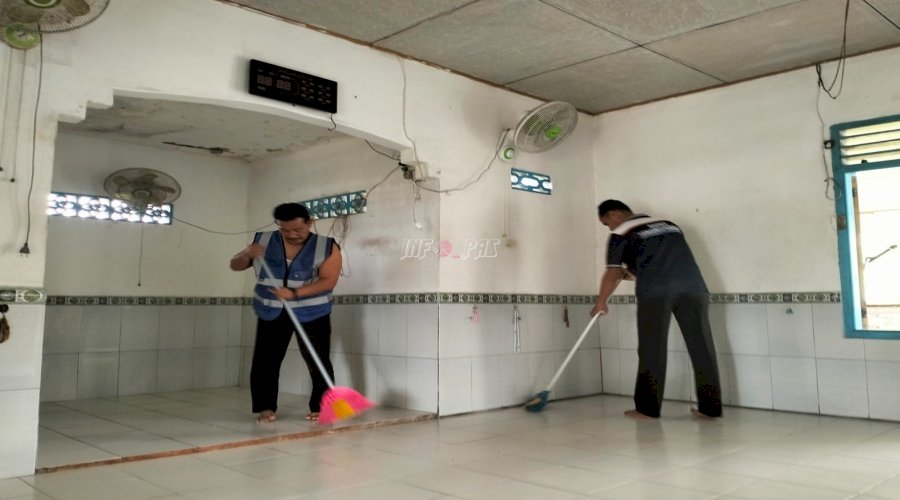 Wujud Pengabdian IMIPAS, Petugas dan Klien Bapas Tanjungpandan Renovasi Surau Adabul Ihsan 