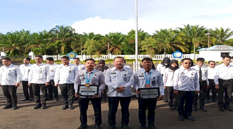 Lapas Narkotika Karang Intan Beri Penghargaan untuk Dua Petugas Berprestasi di Porprov XII Kalsel