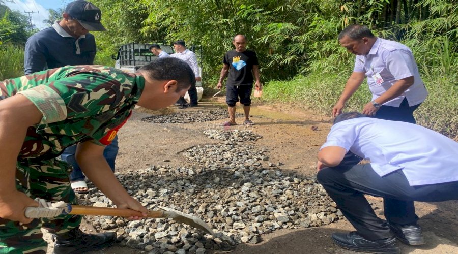 Lapas Narkotika Karang Intan Laksanakan Pengabdian IMIPAS untuk Negeri melalui Perbaikan Jalan Akses Warga dan Petugas