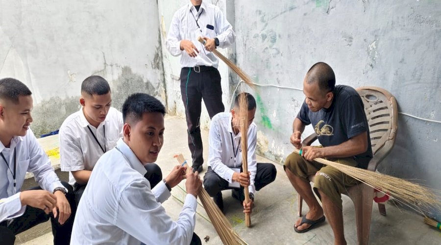 Warga Binaan Rutan Majene Berbagi Keterampilan Kerajinan Tangan kepada Peserta Magang