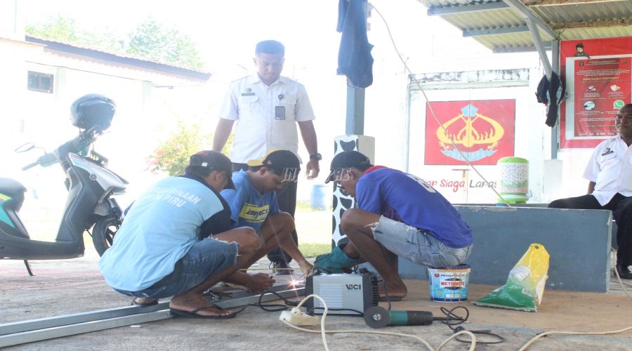 Warga Binaan Lapas Piru Asah Keahlian Pengelasan, Bangun Hanggar Serbaguna