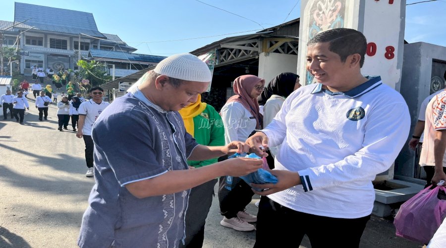 Jumat Berkah, Lapas Kotabaru Bagikan Ratusan Paket Makanan kepada Masyarakat Sekitar