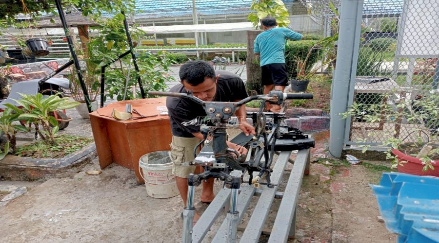 Lapas Narkotika Karang Intan Hadirkan Keterampilan Baru, Warga Binaan Dilatih Body Repair Sepeda Motor