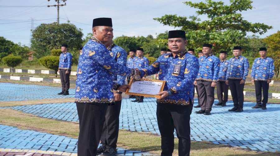 Lapas Banjarbaru Berikan Penghargaan Pegawai Teladan kepada Dua Petugas