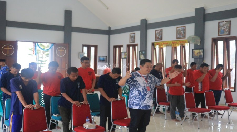 Gandeng Yayasan Pondok Kasih Surabaya, Lapas Pemuda Madiun Gelar Pembinaan Rohani Kristen dan Katolik