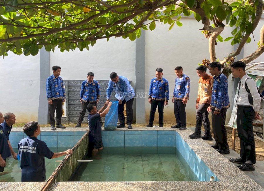 Rutan Tanjung Lakukan Penebaran Benih Ikan di Kolam Belakang Rumah Dinas 