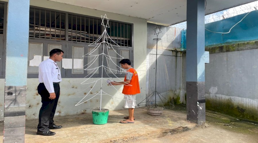 Sambut Natal, Warga Binaan Rutan Ambon Ciptakan Pohon Natal dari Besi Bekas 