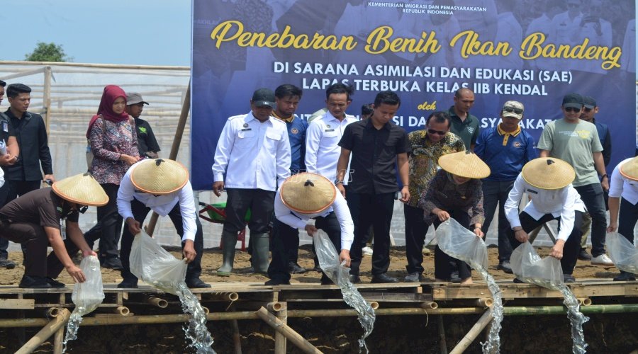 Kakanwil Ditjenpas Jateng Bersama Menimipas Tebar Ribuan Benih Ikan Bandeng di Lapas Terbuka Kendal