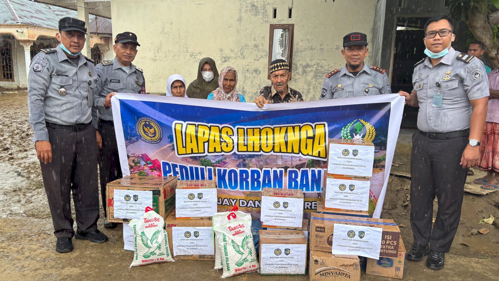 Lapas Lhoknga Salurkan Bantuan untuk Korban Banjir di Pidie Jaya dan Bireuen