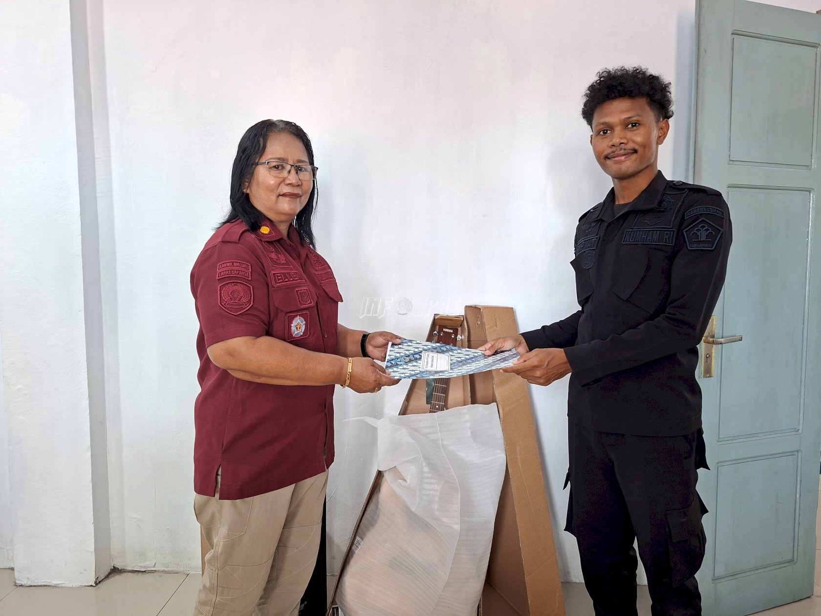 Terima Pengadaan Gitar dan Cajon, Lapas Saparua Siap Perkuat Program Pembinaan