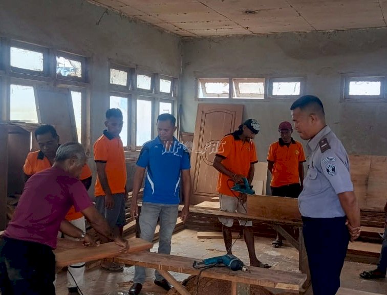 Pelatihan Mebel Usai, Warga Binaan Lapas Saumlaki Kuasai Dasar Pembuatan Furnitur