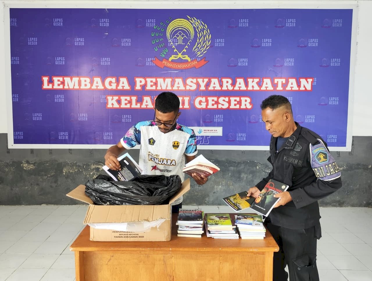 Dukung Literasi Warga Binaan, Lapas Geser Terima 100 Buku dari Perpusnas