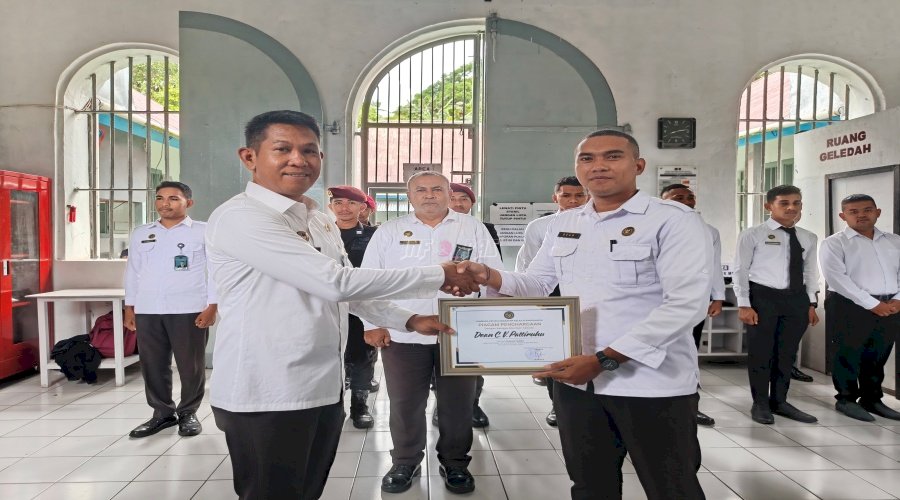 Lapas Bandanaira Berikan Penghargaan Pegawai Teladan Periode November 2025