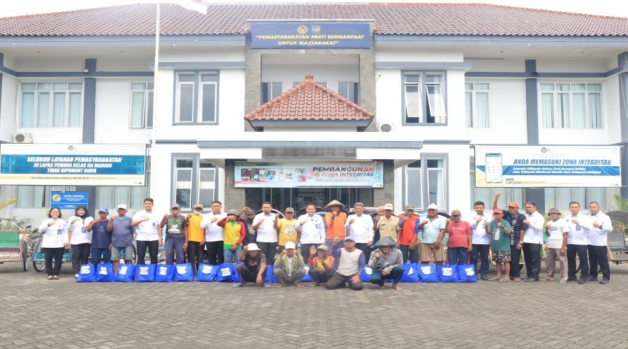 Gelar Baksos, Lapas Pemuda Madiun Bagikan Sembako bagi Tukang Becak