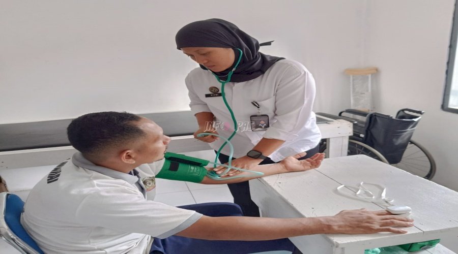 Pastikan Kesehatan Fisik, Warga Binaan Asimilasi Lapas Wahai Jalani Pemeriksaan Rutin