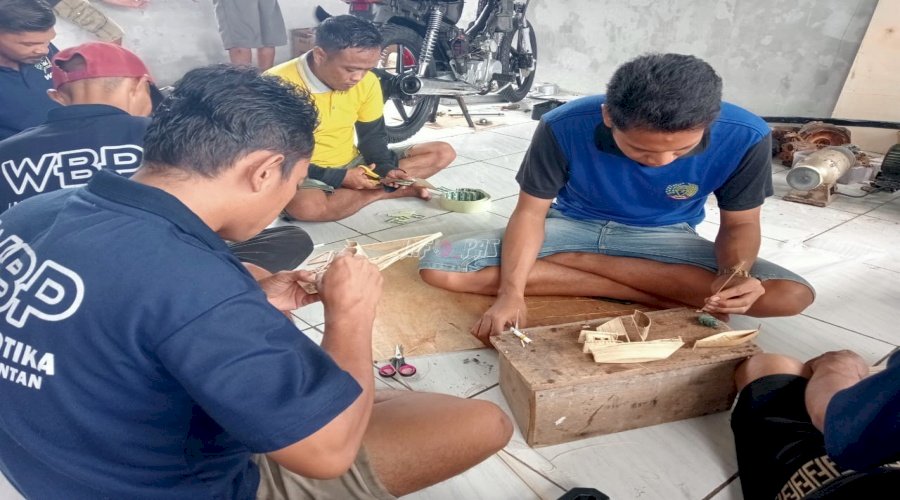 Asah Kreativitas, Warga Binaan Lapas Narkotika Karang Intan Produksi Miniatur Kapal dan Rumah Adat