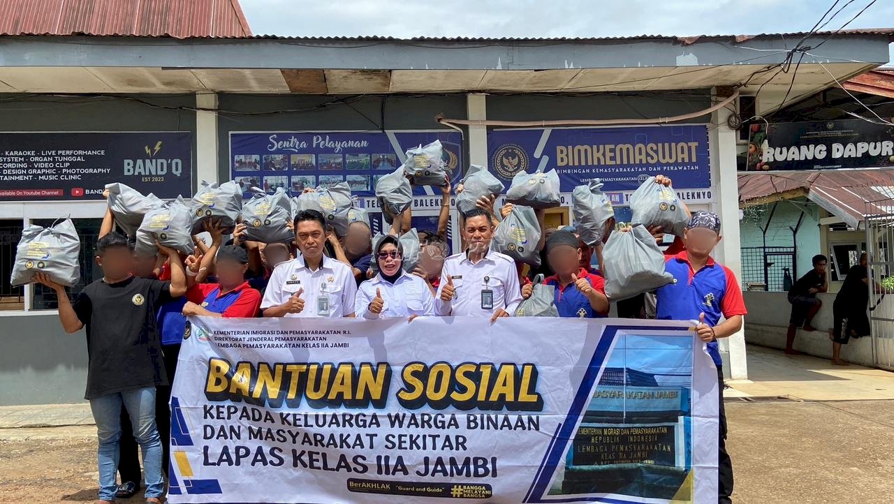 Lapas Jambi Salurkan 100 Paket Sembako bagi Warga Binaan, Pensiunan, dan Warga Sekitar