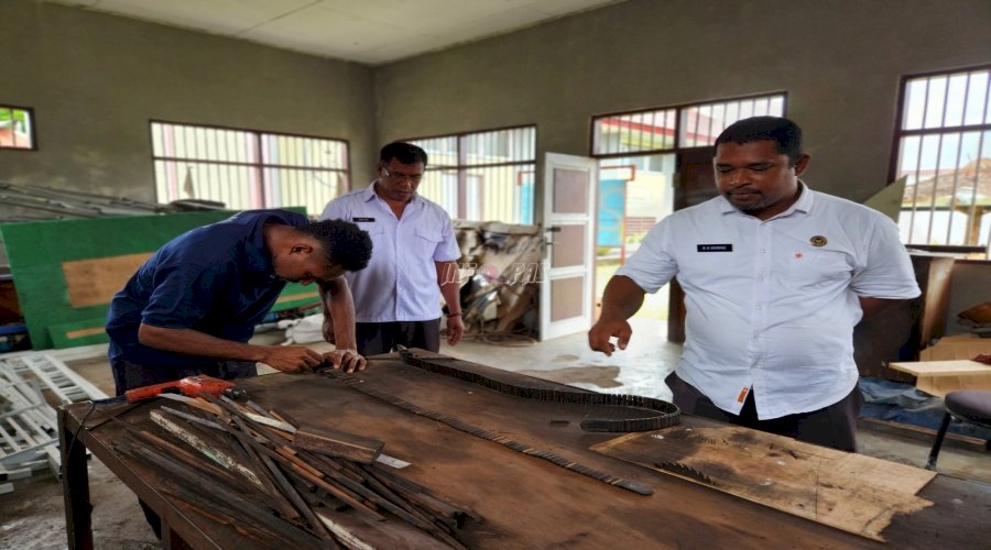 Warga Binaan Lapas Tual Ukir Harapan lewat Pembuatan Ikat Pinggang Kayu Arang