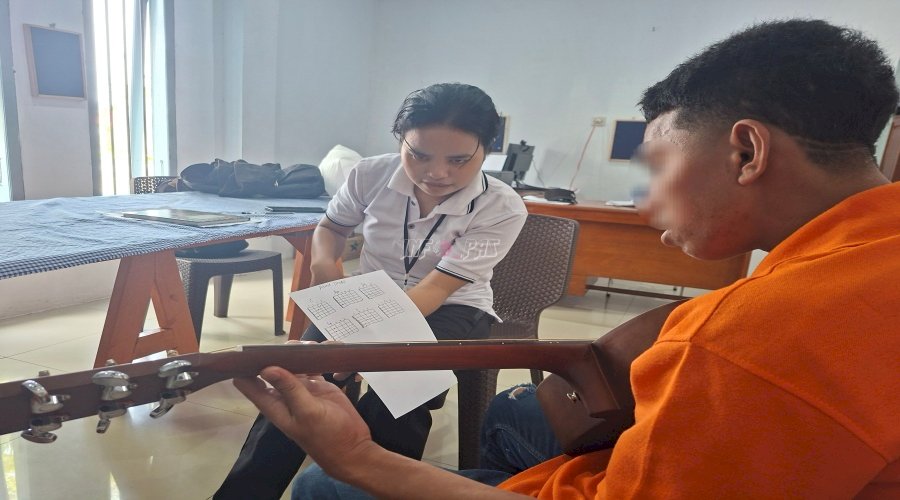 Pembinaan Musik di Lapas Saparua Berlanjut, Warga Binaan Belajar Bermain Gitar
