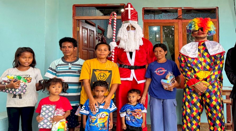 'Santa Claus Lapas Wahai Coming to Town' Tebar Sukacita Natal bagi Anak-Anak Desa Solea