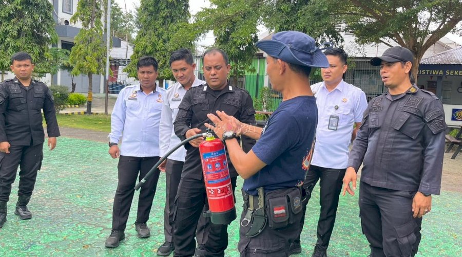 Perkuat Kesiapsiagaan, Petugas Lapas Palu Simulasikan Penanggulangan Kebakaran bersama Damkar Kota Palu