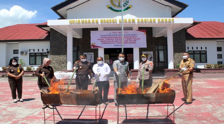 Lapas Piru Perkuat Sinergi Penegakan Hukum lewat Pemusnahan Barang Bukti Inkracht oleh Kejari SBB