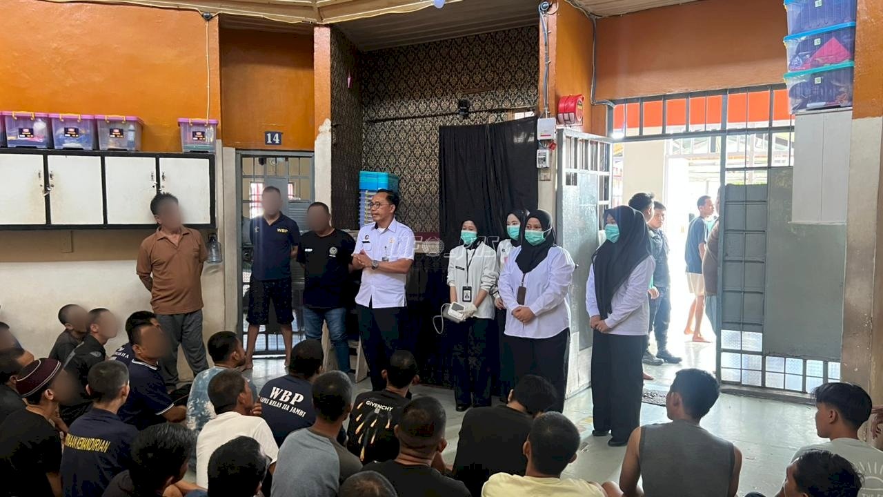 Pastikan Layanan Kesehatan Jangkau Seluruh Warga Binaan, Lapas Jambi Sambangi Blok Hunian