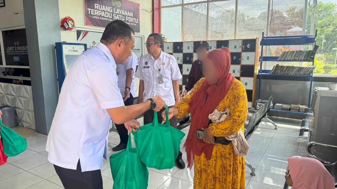 Pembinaan Humanis, Lapas Narkotika Karang Intan Bagikan Sembako bagi Keluarga Warga Binaan