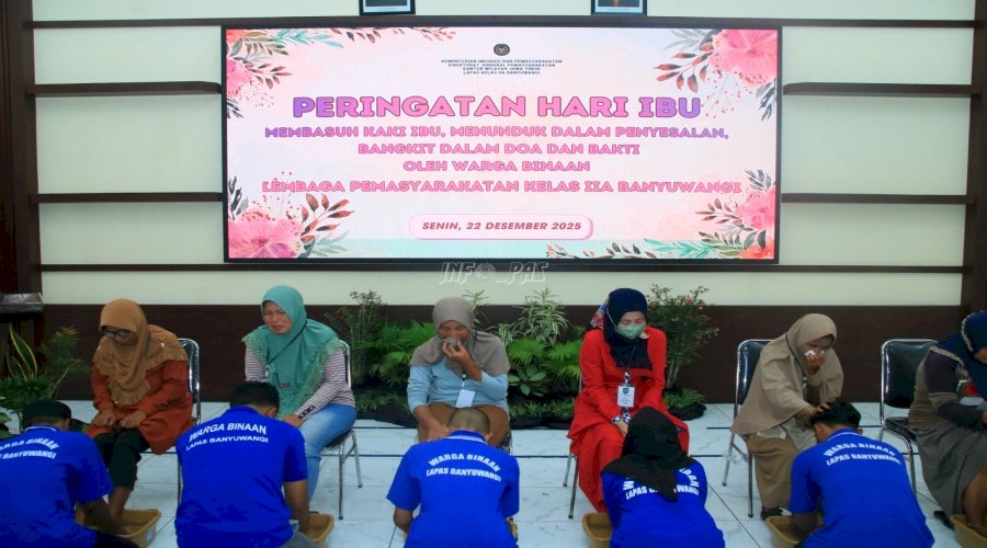 Warga Binaan Lapas Banyuwangi Tak Kuasa Tahan Tangis Saat Bersimpuh di Kaki Ibu