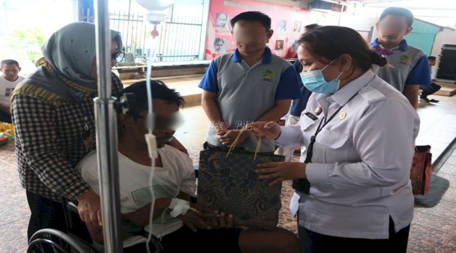 Warga Binaan Jemaat Gereja Oikumene Berbagi Tali Asih kepada Warga Binaan yang Dirawat di Klinik Lapas Banjarmasin