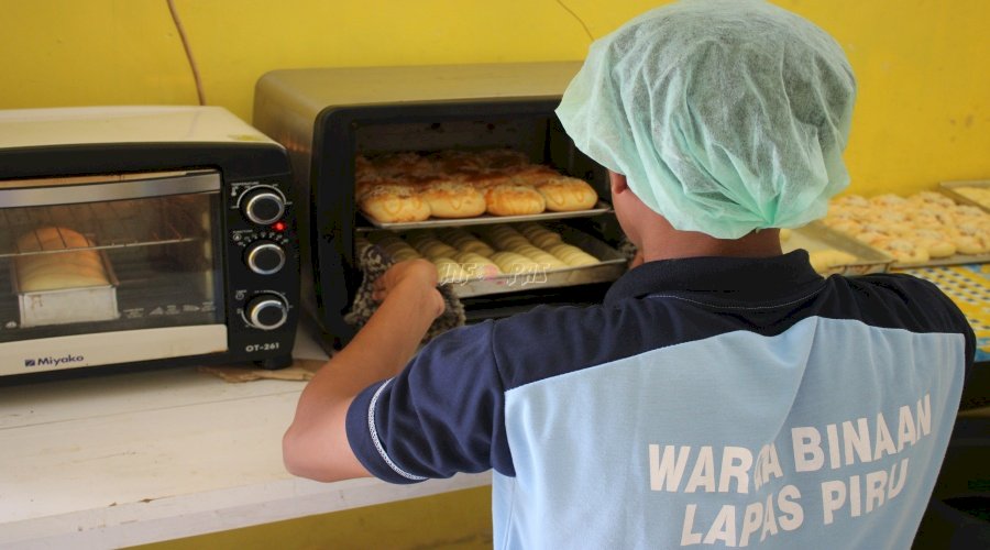 Roti Hasil Kemandirian Warga Binaan Jadi Produk Unggulan Lapas Piru