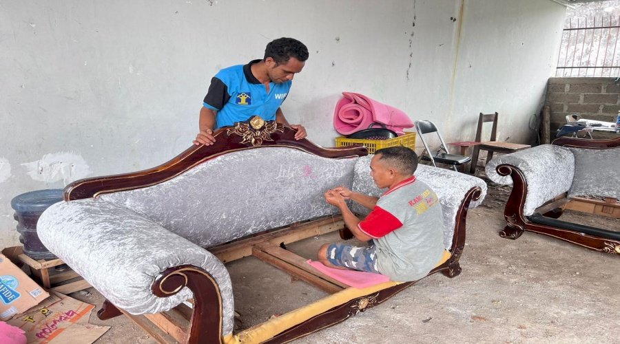 Warga Binaan Lapas Atambua Sulap Satu Set Sofa Usang Kembali Bernilai Estetik