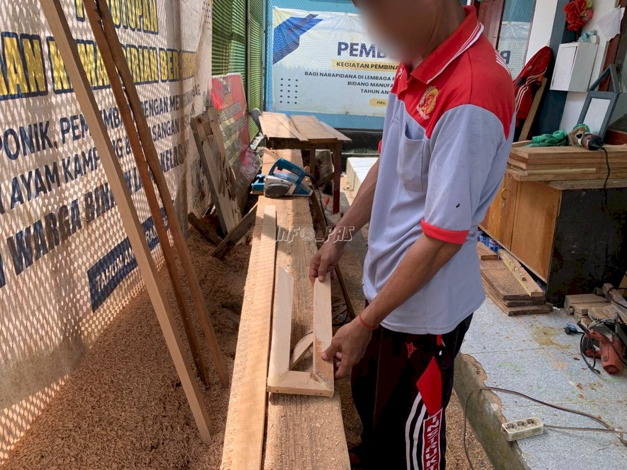 Belajar, Berkarya, Berubah: Warga Binaan Lapas Piru Produksi Jendela Pesanan Masyarakat