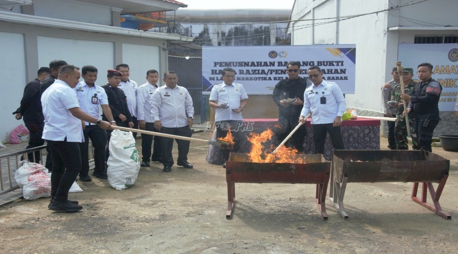 Berantas Halinar, Lapas Narkotika Muara Sabak Gandeng APH Musnahkan Barang Sitaan Hasil Razia