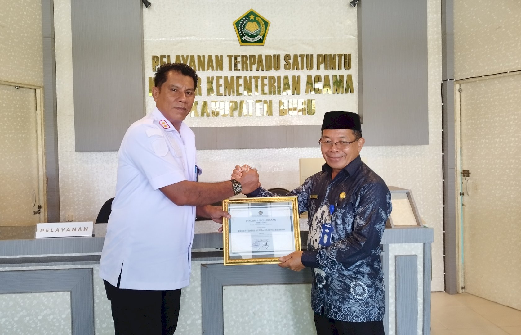 Apresiasi Sinergi dan Kolaborasi, Lapas Namlea Berikan Penghargaan kepada Kemenag Buru