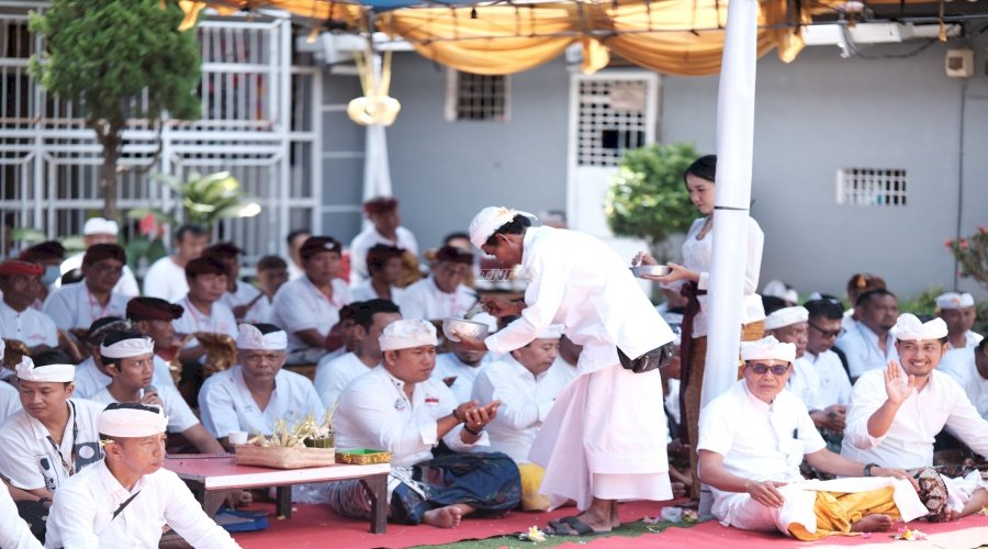 Petugas dan Warga Binaan Lapas Tabanan Perkuat Spiritual lewat Piodalan Pura Swagina
