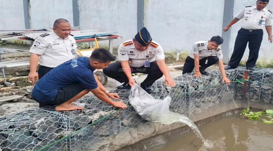 Perkuat Program Kemandirian dan Ketahanan Pangan, Lapas Banjarmasin Tebar 1.500 Benih Ikan