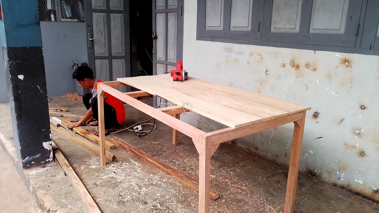 Produktif Dukung UMKM, Warga Binaan Rutan Ambon Produksi Meja Bernilai Ekonomi