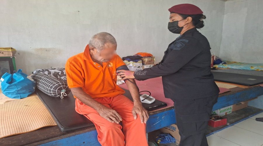 Pelayanan Kesehatan Rutin, Lapas Saparua Pantau Kesehatan Warga Binaan Lansia