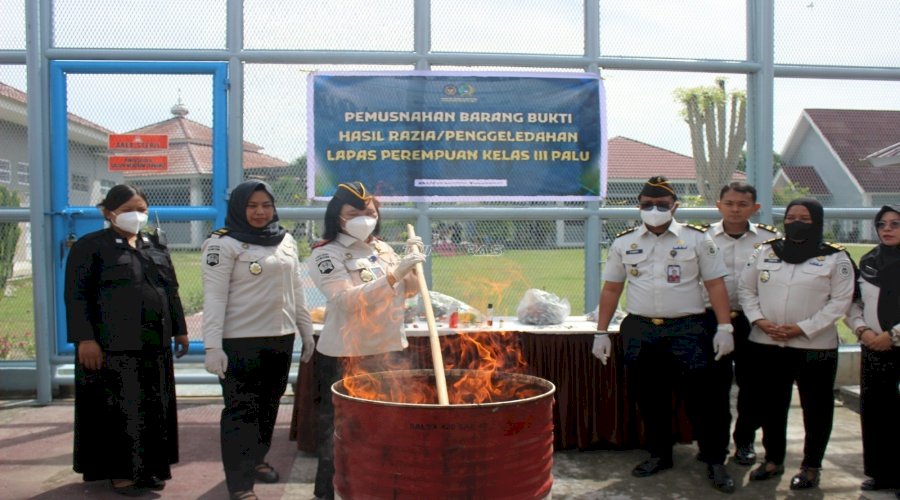 Ciptakan Lapas Bersih, Lapas Perempuan Palu Musnahkan Barang Terlarang Hasil Razia